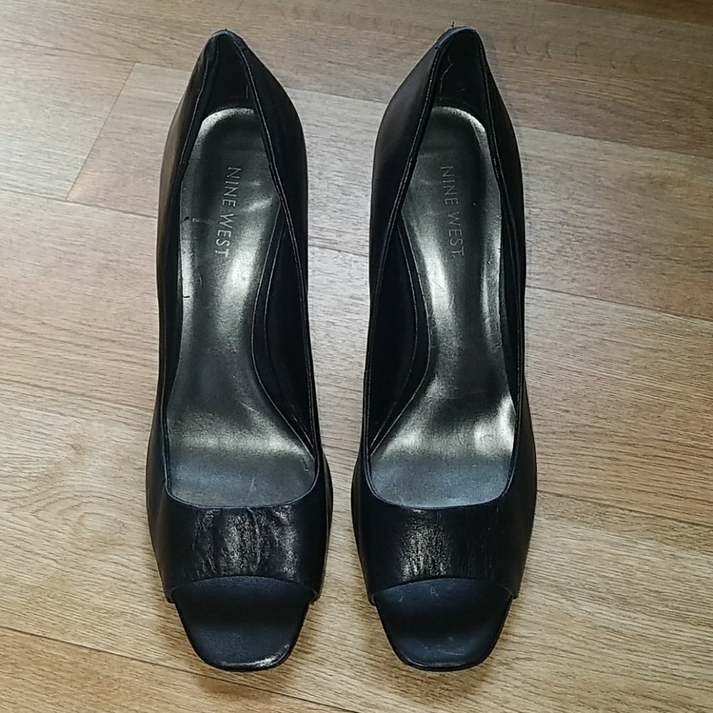 Like new! Nine West leather peep toe